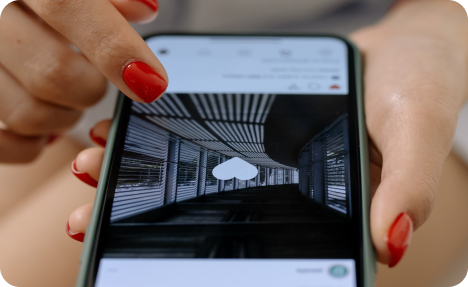 Personne likant une publication Instagram après avoir acheté des likes