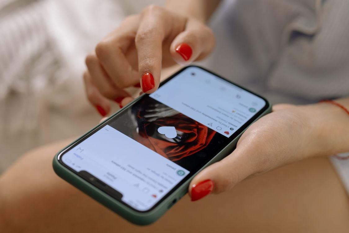 Personne faisant défiler des vidéos courtes sur son téléphone