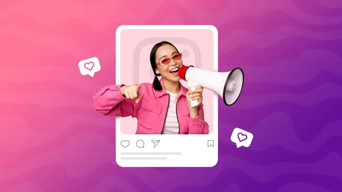 Femme souriante avec un mégaphone célébrant sa popularité Instagram après avoir acheté des abonnés  