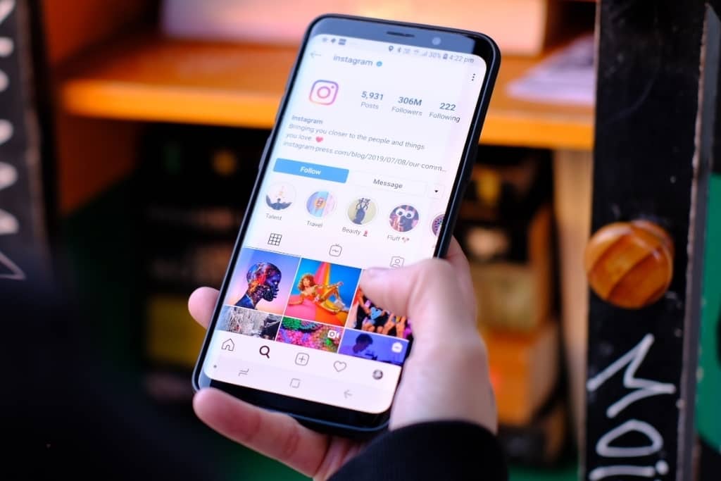Navigating an Instagram profile from a smartphone, illustrating visibility and the number of followers on Instagram